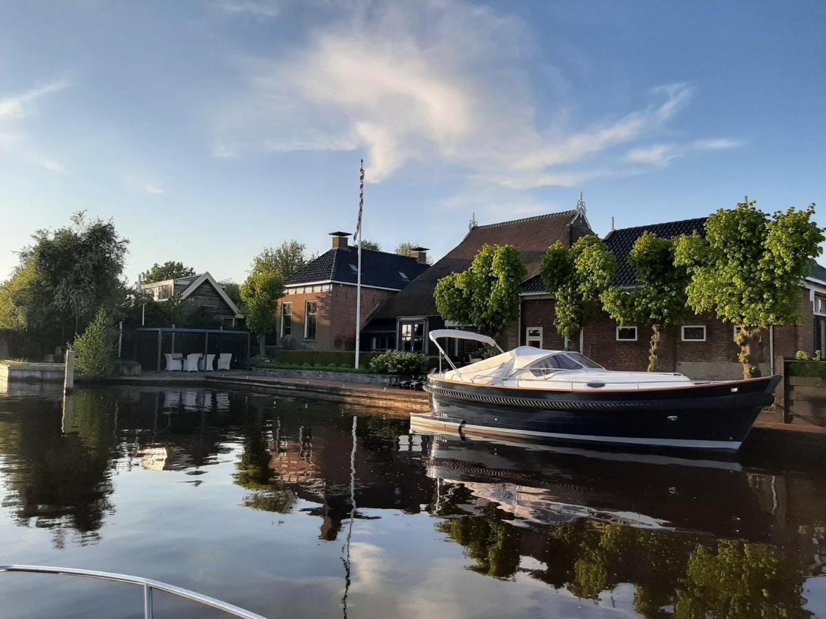Puur Eastermar - Monumentaal, Authentiek En Luxe Koetshuis Aan Open Vaarwater Met Jacuzzi En Sauna Oostermeer Exterior photo