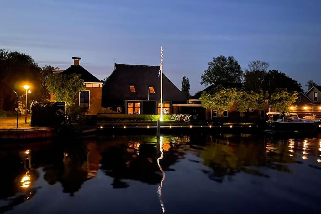 Puur Eastermar - Monumentaal, Authentiek En Luxe Koetshuis Aan Open Vaarwater Met Jacuzzi En Sauna Oostermeer Exterior photo