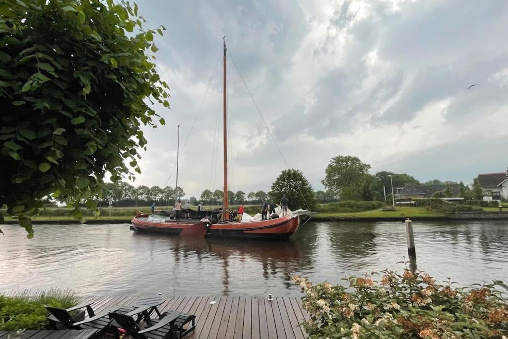 Puur Eastermar - Monumentaal, Authentiek En Luxe Koetshuis Aan Open Vaarwater Met Jacuzzi En Sauna Oostermeer Exterior photo