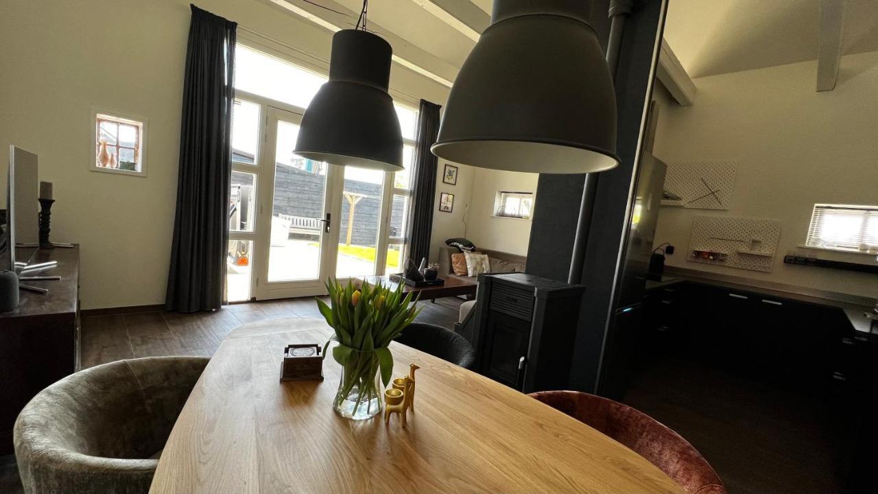 Puur Eastermar - Monumentaal, Authentiek En Luxe Koetshuis Aan Open Vaarwater Met Jacuzzi En Sauna Oostermeer Exterior photo