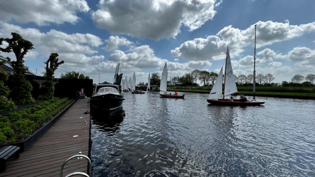 Puur Eastermar - Monumentaal, Authentiek En Luxe Koetshuis Aan Open Vaarwater Met Jacuzzi En Sauna Oostermeer Exterior photo