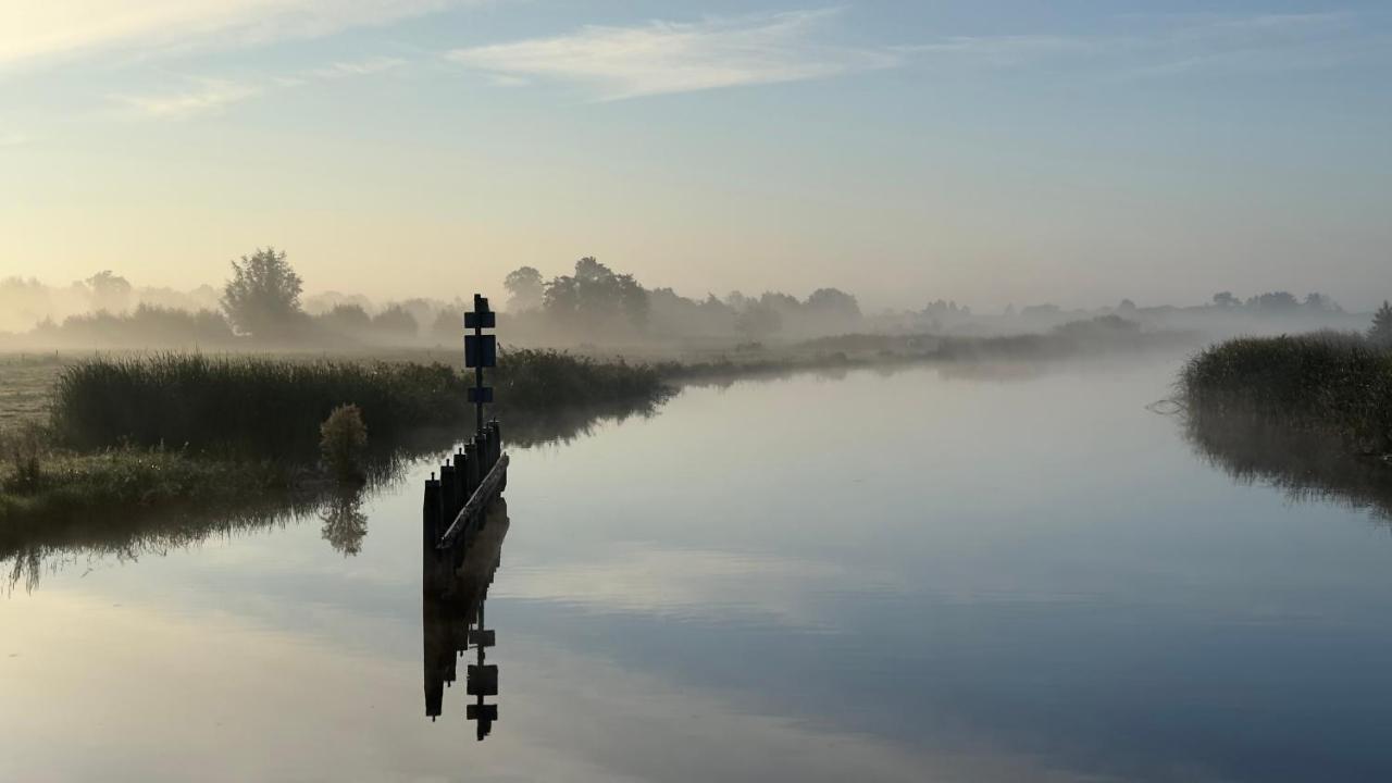 Puur Eastermar - Monumentaal, Authentiek En Luxe Koetshuis Aan Open Vaarwater Met Jacuzzi En Sauna Oostermeer Exterior photo