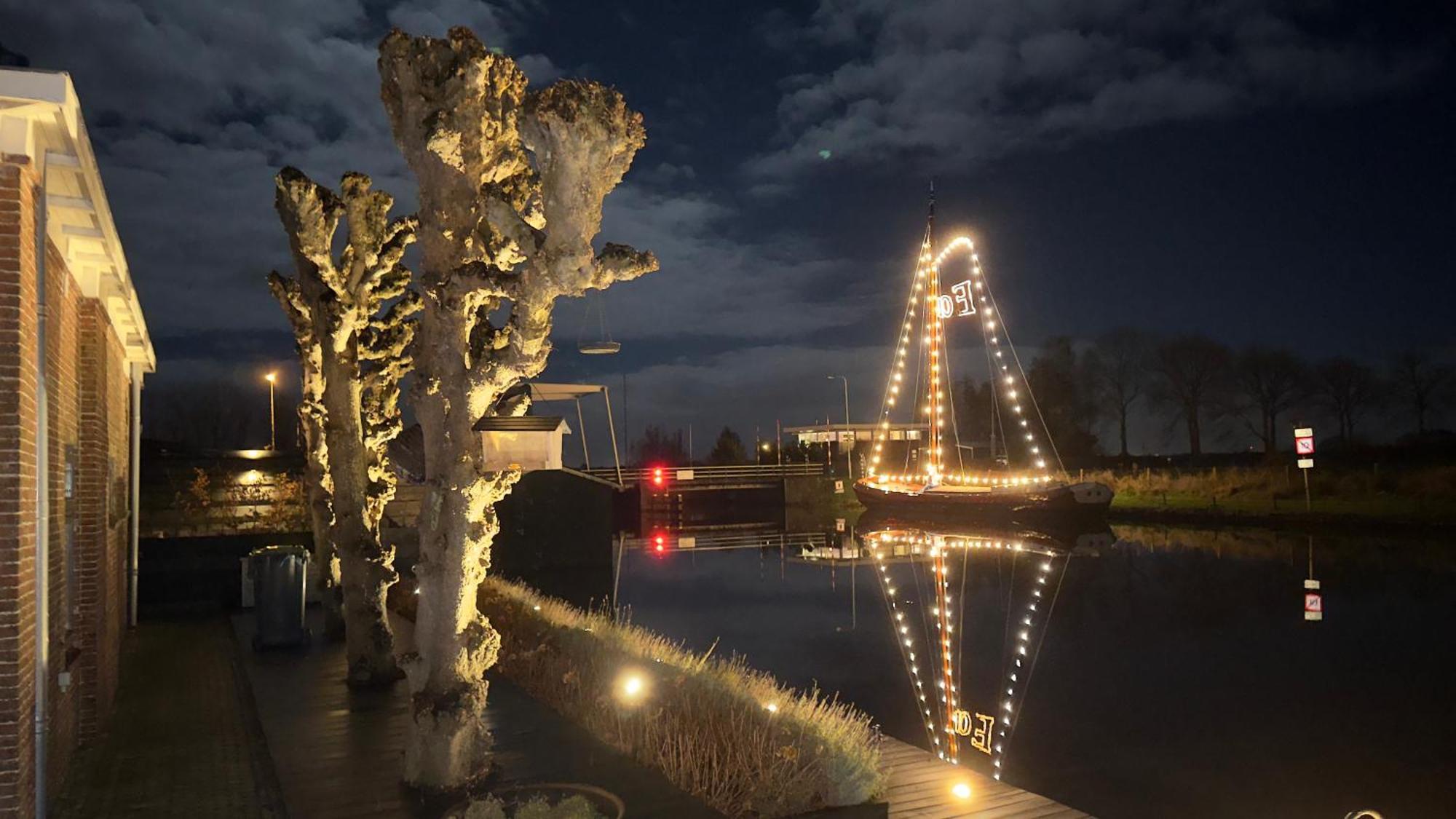 Puur Eastermar - Monumentaal, Authentiek En Luxe Koetshuis Aan Open Vaarwater Met Jacuzzi En Sauna Oostermeer Exterior photo