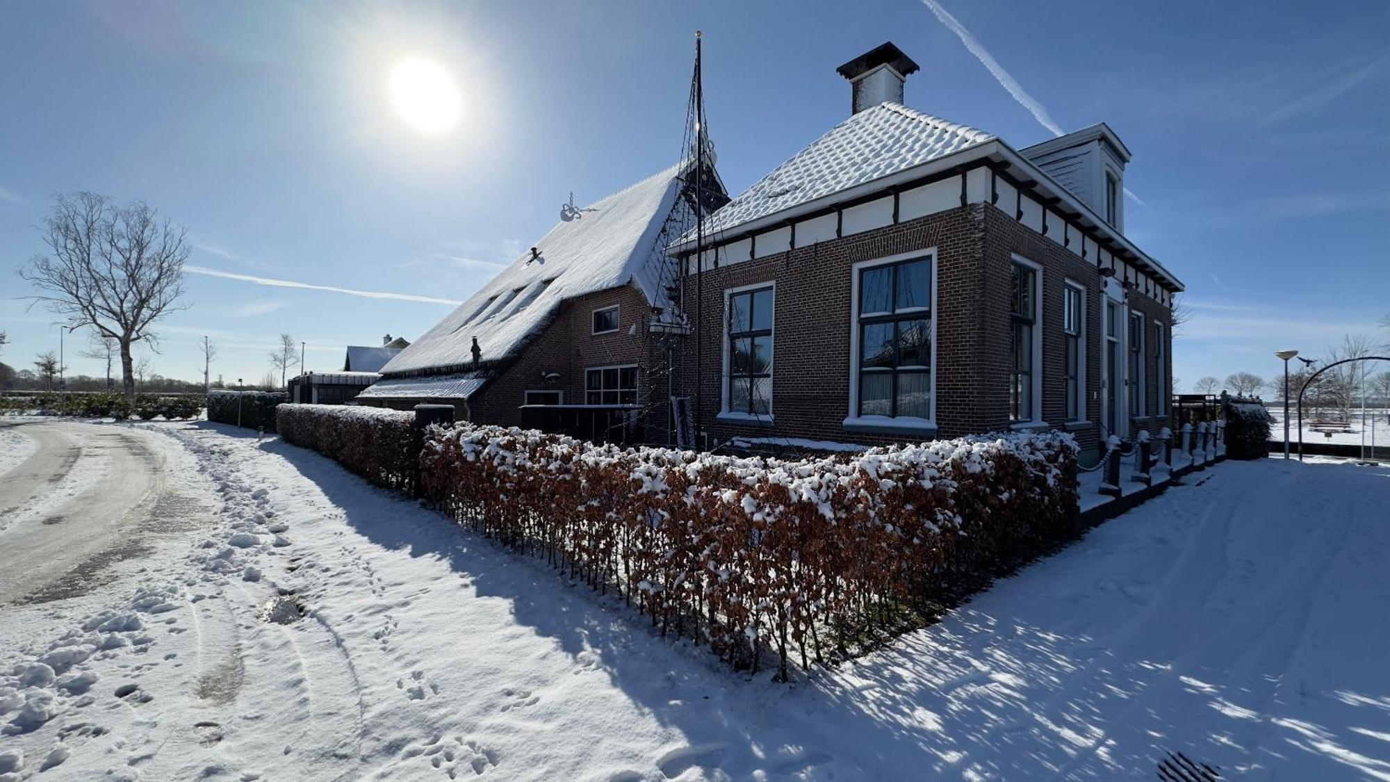 Puur Eastermar - Monumentaal, Authentiek En Luxe Koetshuis Aan Open Vaarwater Met Jacuzzi En Sauna Oostermeer Exterior photo