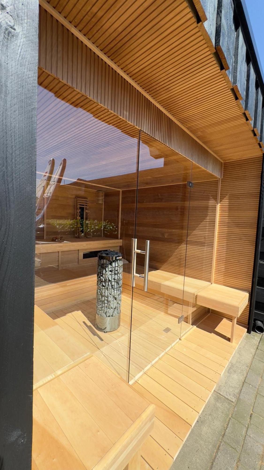 Puur Eastermar - Monumentaal, Authentiek En Luxe Koetshuis Aan Open Vaarwater Met Jacuzzi En Sauna Oostermeer Exterior photo